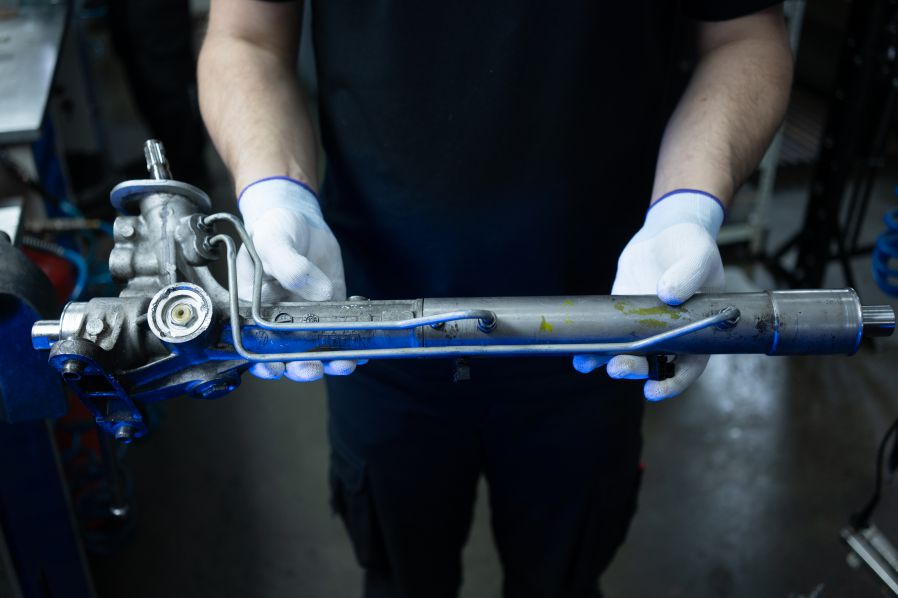 Демонтаж рулевой рейки важно выполнять четко по инструкции.